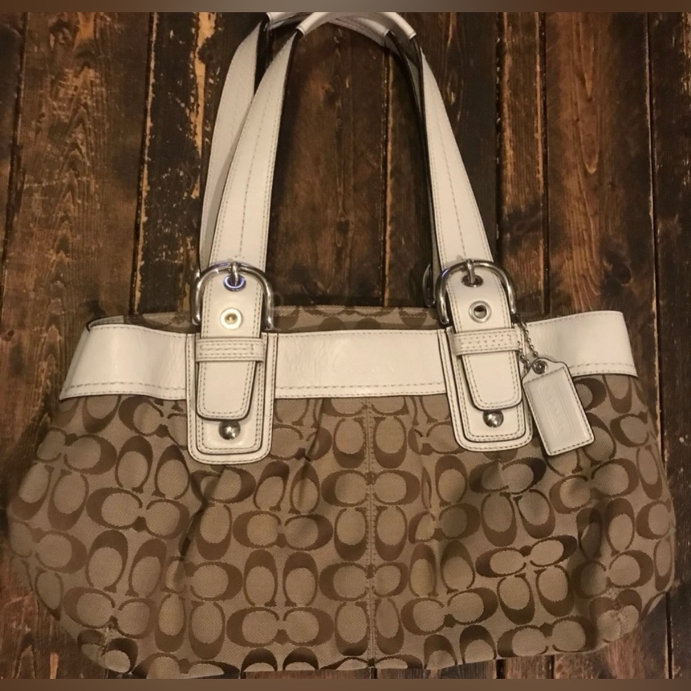 Beautiful Coach Signature & Patent Leather Bag